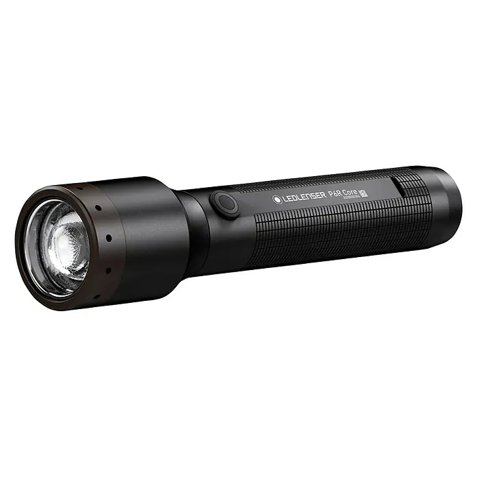 Ledlenser Taschenlampe P6R Core - 15 lm - 900 lm, IP68 - Abbildung einer schwarzen Ledlenser P6R Core Taschenlampe mit braunem Rand und hellem Lichtkegel vor dunklem Hintergrund.