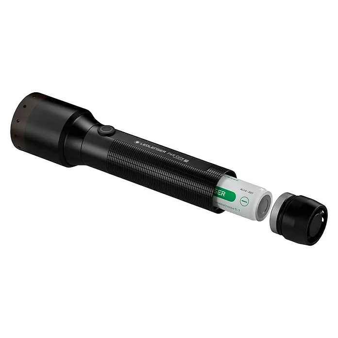 Ledlenser Taschenlampe P6R Core - 15 lm - 900 lm, IP68 - Abbildung einer Ledlenser P6R Core Taschenlampe mit geöffnetem Batteriefach, die ihre robuste Bauweise und einfache Handhabung hervorhebt.