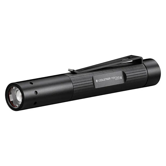 Ledlenser Taschenlampe P2R Core - 15 lm - 120 lm, IP54 - Nahaufnahme einer schwarzen Ledlenser P2R Core Taschenlampe, die Details wie Clip und Textur hervorhebt.
