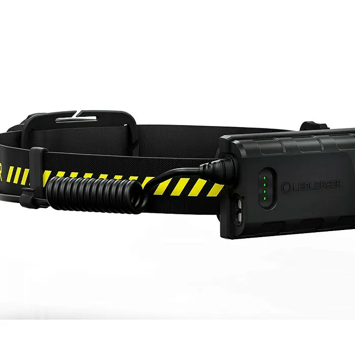 Ledlenser Stirnlampe H5R Work - 15 lm - 500 lm, IP67 - Nahaufnahme einer Ledlenser Stirnlampe mit schwarzem Band und gelben Streifen, die für den Einsatz im Dunkeln geeignet ist.