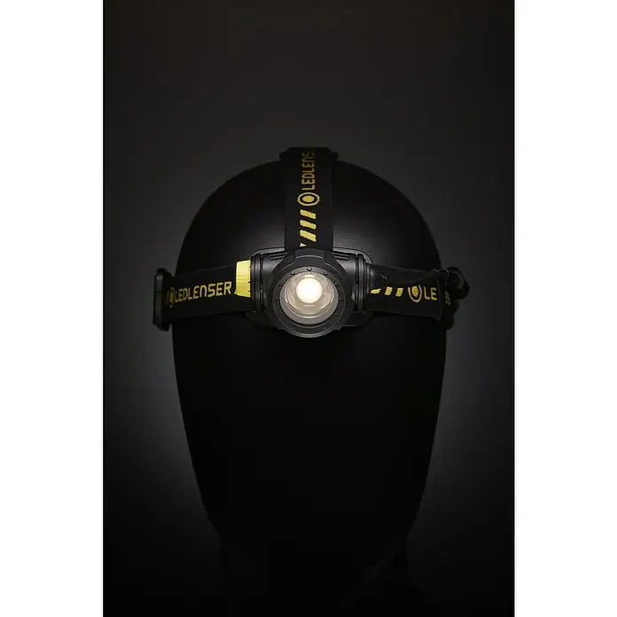 Ledlenser Stirnlampe H7R Work - 15 lm - 1.000 lm, IP67 - Stirnlampe der Marke Ledlenser, die auf einem schwarzen Kopf befestigt ist und ein starkes Licht ausstrahlt.\n