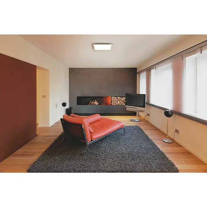 Ledvance Smart+ LED-Panel Planon PlusL x B x H: 45 x 45 x 5,6 cm, Weiß, RGBW - Wohnzimmer mit rotem Sofa und dunklem Teppich, minimalistischem Kamin und TV. Moderne Raumgestaltung mit stilvollen Akzenten.