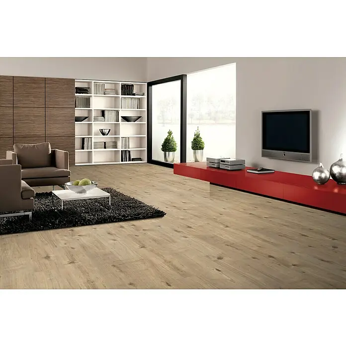 Laminat - Eiche Bremberg, Landhausdiele, 1.292 x 193 x 7 mm - Ein modern gestalteter Wohnraum mit hellem Holzboden, einem roten Sideboard, einem Fernseher und einem Bücherregal.