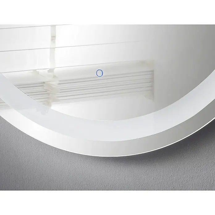 Camargue Lichtspiegel Round - Durchmesser: 83 cm, Leuchtmittel - Nahaufnahme eines modernen runden Spiegels mit LED-Beleuchtung und einem dezenten blauen Schalter.