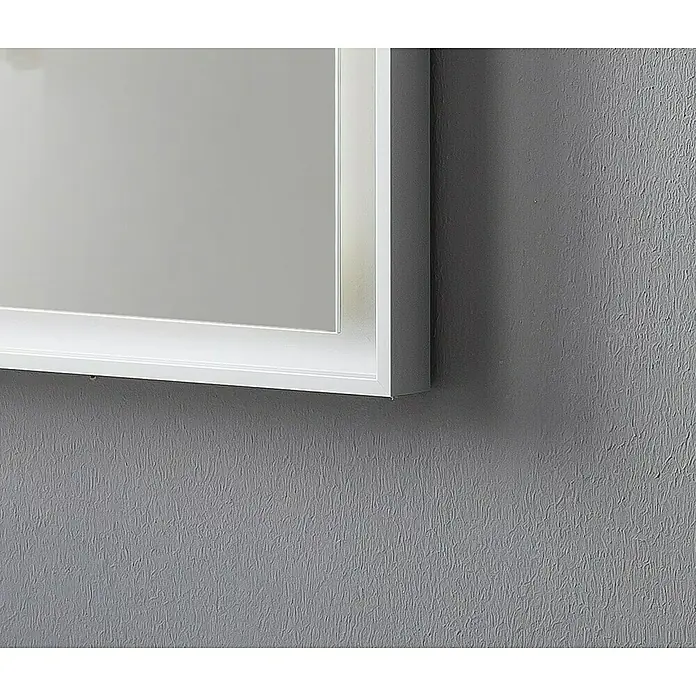 Camargue Lichtspiegel Scope - 60 x 80 cm, Leuchtmittel - Nahaufnahme eines modernen Spiegels mit weißem Rahmen an einer grauen Wand, der ein minimalistisches und elegantes Design zeigt.