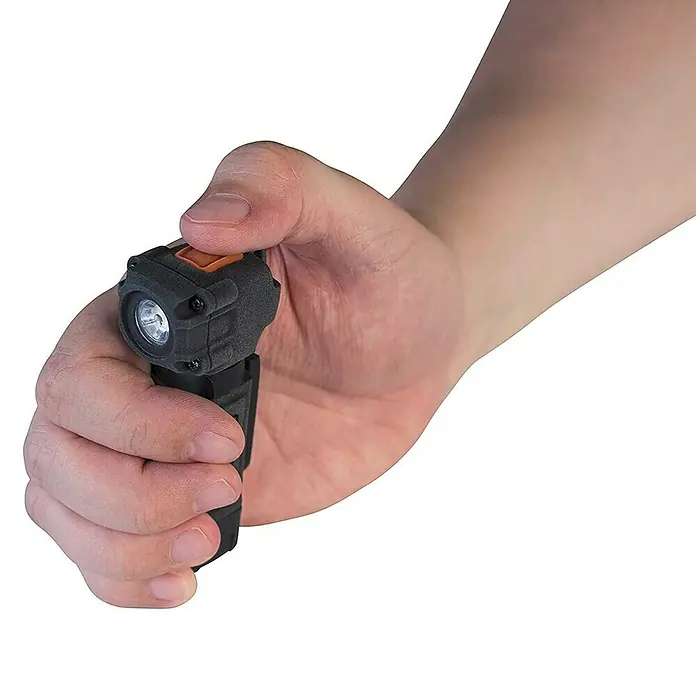 Energizer Linterna Hardcase Multiuso - 75 lm, IPX4 - Primer plano de una mano sosteniendo una linterna LED táctica. Ideal para aventuras al aire libre o uso diario.