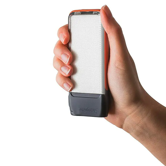 Energizer Linterna y luz de área - 2 x 12 x 20,3 cm, 60 lm - Una mano sosteniendo una linterna LED Energizer. Ideal para emergencias, camping o uso diario, proporciona iluminación fiable.