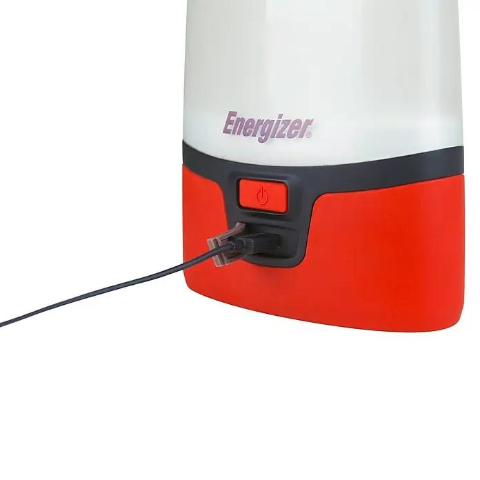 Energizer Lámpara de camping camping recargable - 7 x 17 x 30 cm, 1.000 lm - Primer plano de una linterna Energizer roja con un cable de carga, perfecta para camping y emergencias.