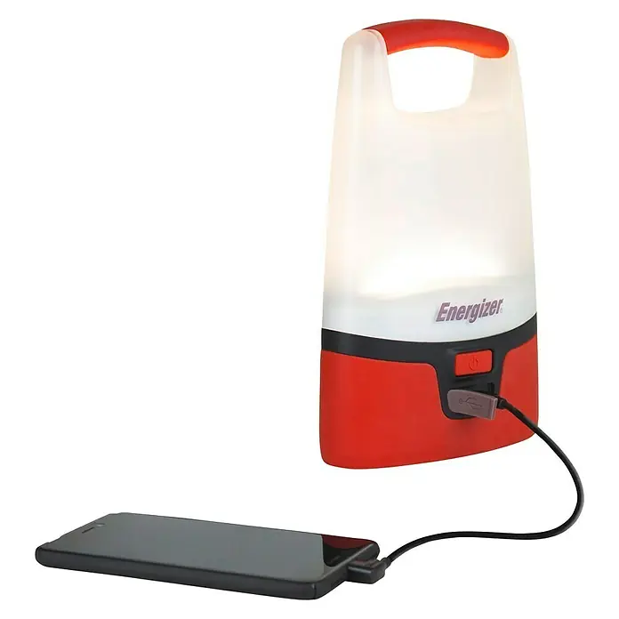 Energizer Lámpara de camping camping recargable - 7 x 17 x 30 cm, 1.000 lm - Linterna Energizer en uso, cargando un teléfono inteligente con un cable USB.