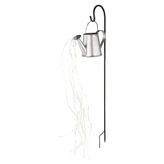 BAUHAUS Solar-Dekoleuchte Gießkanne auf Erdspitz - 0,06 W, L x B x H: 30 x 17 x 112 cm, Schwarz/Silbergrau, IP44 - Eine silberne Gießkanne mit LED-Lichtern hängt an einem Metallständer und sorgt für eine stimmungsvolle Gartenbeleuchtung.
