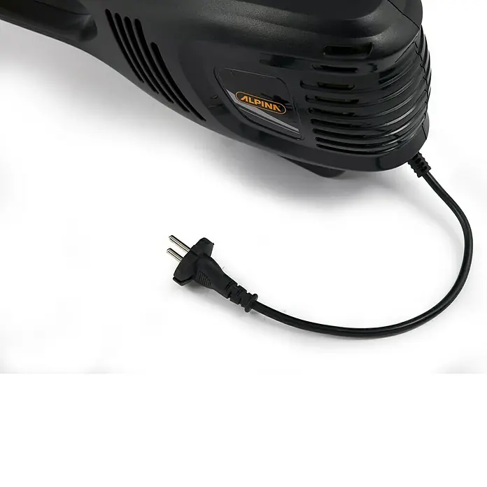 Alpina Elektro-Motorsense ABR 1.0 EJ - 1.000 W, Schnittbreite Faden: 37 cm, Schnittbreite Messer: 20 cm - Schwarzes Elektrogerät mit ALPINA-Logo und angeschlossenem schwarzem Netzkabel mit Eurostecker.