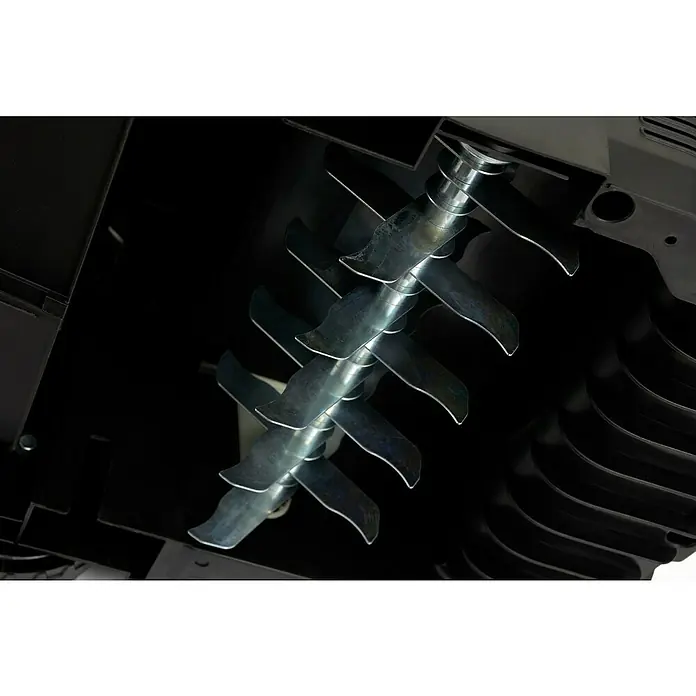 Alpina Escarificador eléctrico ASC 1.5 E - 1.500 W, Anchura de trabajo: 38 cm - Primer plano de un aireador de césped, mostrando las cuchillas y la construcción del equipo. Ideal para el cuidado del césped.
