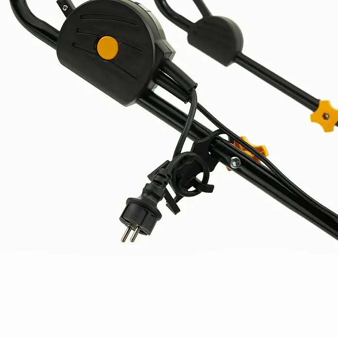 Alpina Escarificador eléctrico ASC 1.5 E - 1.500 W, Anchura de trabajo: 38 cm - Primer plano de los controles de la cortadora de césped con cable de alimentación y enchufe, centrándose en la gestión del cable negro.