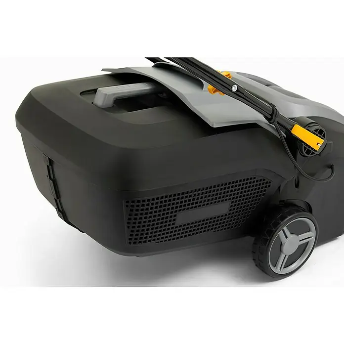 Alpina Escarificador eléctrico ASC 1.5 E - 1.500 W, Anchura de trabajo: 38 cm - Detalle de una cortadora de césped con cesta de recolección, destacando su funcionalidad y diseño robusto para el cuidado del jardín.