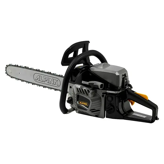 Alpina Benzin-Kettensäge ACS 47 (18") - 1.800 W, 45,02 cm³, Schwertlänge: 45 cm - Alpina Kettensäge. Die Kettensäge ist schwarz und grau mit einem gelben Akzent. Sie ist scharf und bereit für die Gartenarbeit.