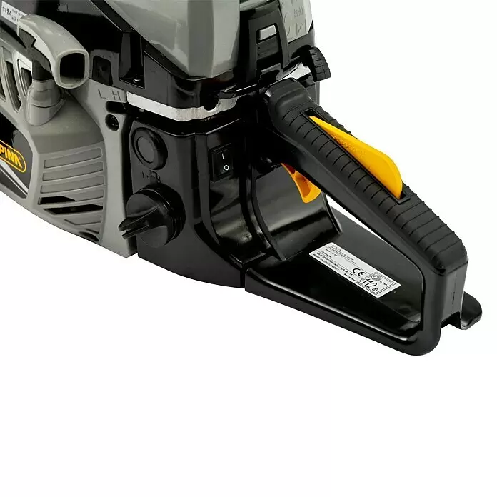Alpina Benzin-Kettensäge ACS 47 (18") - 1.800 W, 45,02 cm³, Schwertlänge: 45 cm - Detailansicht des schwarzen Griffs einer Kettensäge mit gelbem Sicherheitsschalter, grauem Gehäuse und Netzschalter.