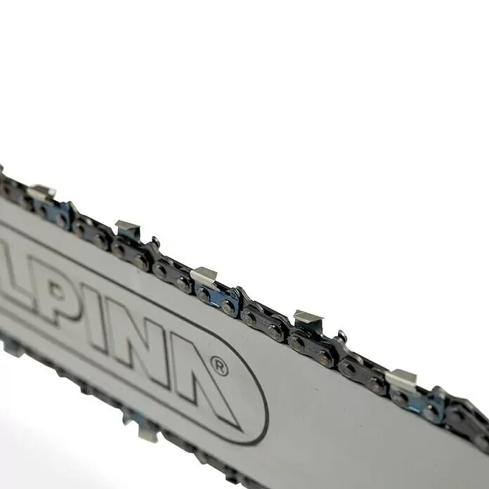 Alpina Benzin-Kettensäge ACS 47 (18") - 1.800 W, 45,02 cm³, Schwertlänge: 45 cm - Nahaufnahme einer Motorsägenführungsschiene mit "ALPINA"-Logo und dunkler Metallsägekette mit "OREGON"-Details.