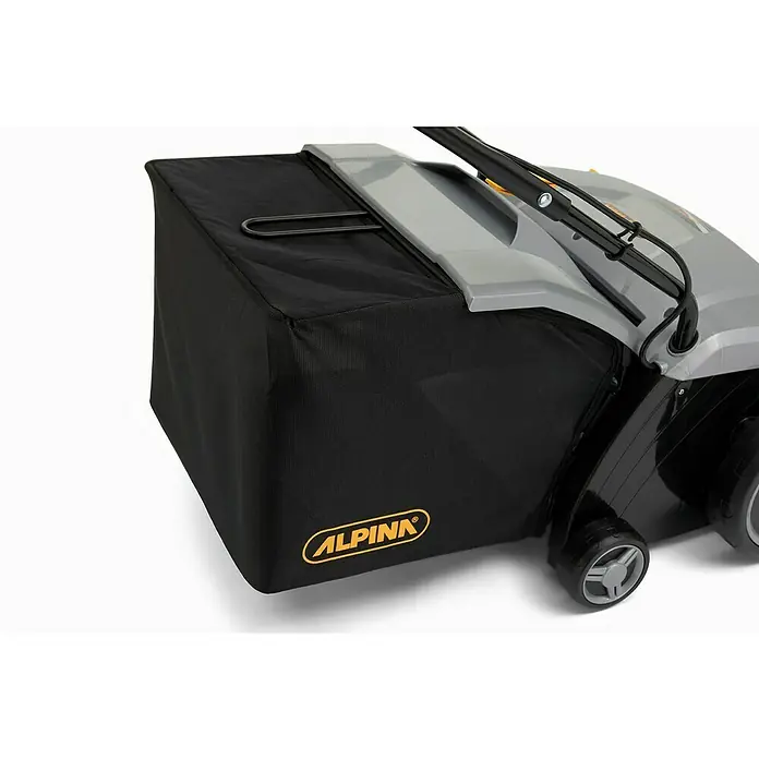Alpina Elektro-Vertikutierer ASC 1.3 E - 1.300 W, Arbeitsbreite: 32 cm - Bild einer Kehrmaschine mit einem schwarzen Fangkorb und dem Alpina-Logo, ideal für die Gartenpflege.