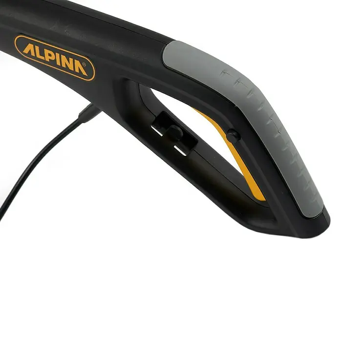 Alpina Recortabordes eléctrico ATR 600 E - 600 W, Ancho de corte hilo: 30 cm - Detalle del mango negro de un producto AL-PINN con detalles grises y amarillos, que muestra un diseño ergonómico y una conexión de cable.