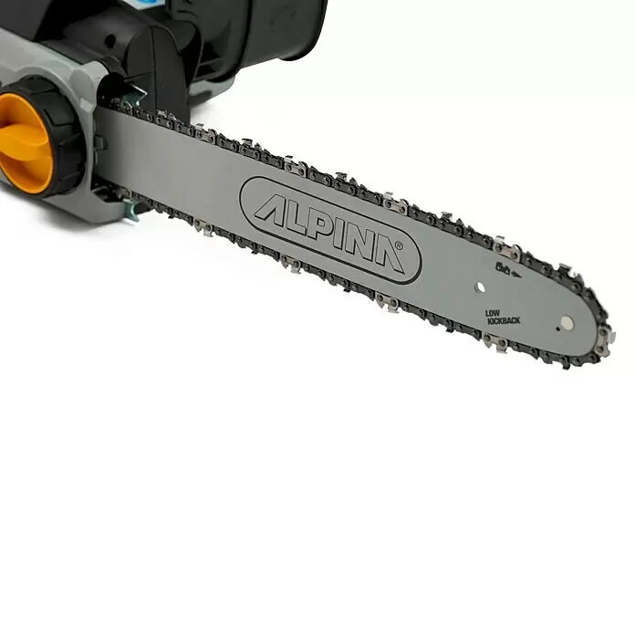 Alpina Elektro-Kettensäge ACS 200 ET - 2.000 W, Schwertlänge: 40 cm - Metallisch graues Kettensägen-Schwert mit ALPINN-Logo und dunkler Metallkette. Zeigt den Text „LOW KICKBACK“.