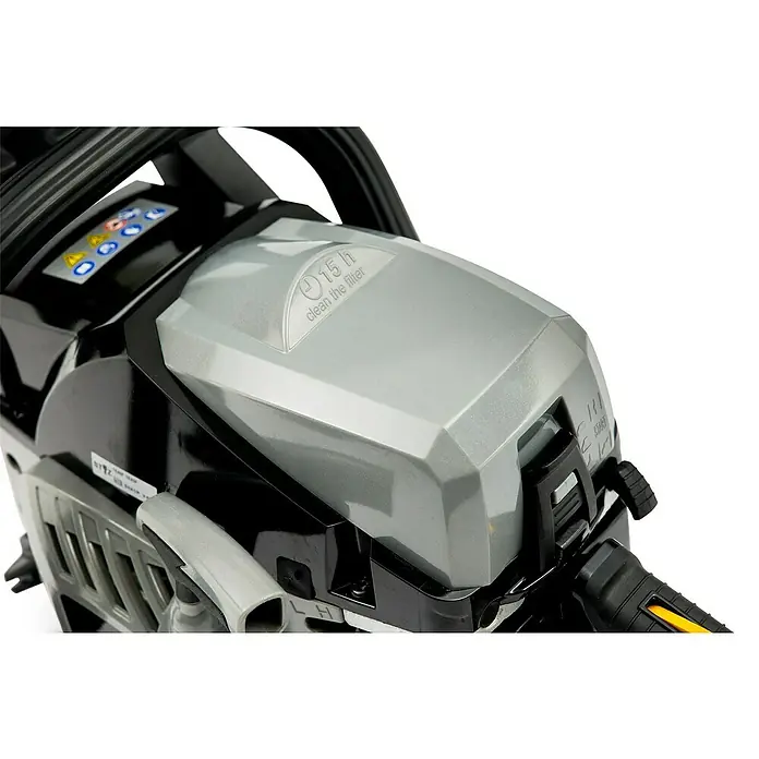 Alpina Benzin-Kettensäge ACS 47 (18") - 1.800 W, 45,02 cm³, Schwertlänge: 45 cm - Detailaufnahme einer Kettensäge, die die Wartungshinweise für den Luftfilter hervorhebt.\n