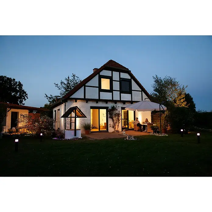 Ledvance Smart+ Außenstehleuchte Cube 50cm RGBW - Farbe Gehäuse: Grau, RGBW, 120 x 120 x 500 mm, Mit Leuchtmittel - Einladendes Haus mit Gartenbeleuchtung, Brunnen und Terrasse, wo man den Abend gemütlich ausklingen lassen kann.