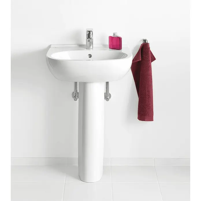Villeroy & Boch O.novo Waschtisch-Standsäule - Beschichtet, Keramik, Weiß, Passend für: Villeroy & Boch O.Novo Waschtische - Ein Waschbecken mit Unterschrank, Armatur, Handseife und einem burgunderroten Handtuch hängt an der Wand über weißen Fliesen.