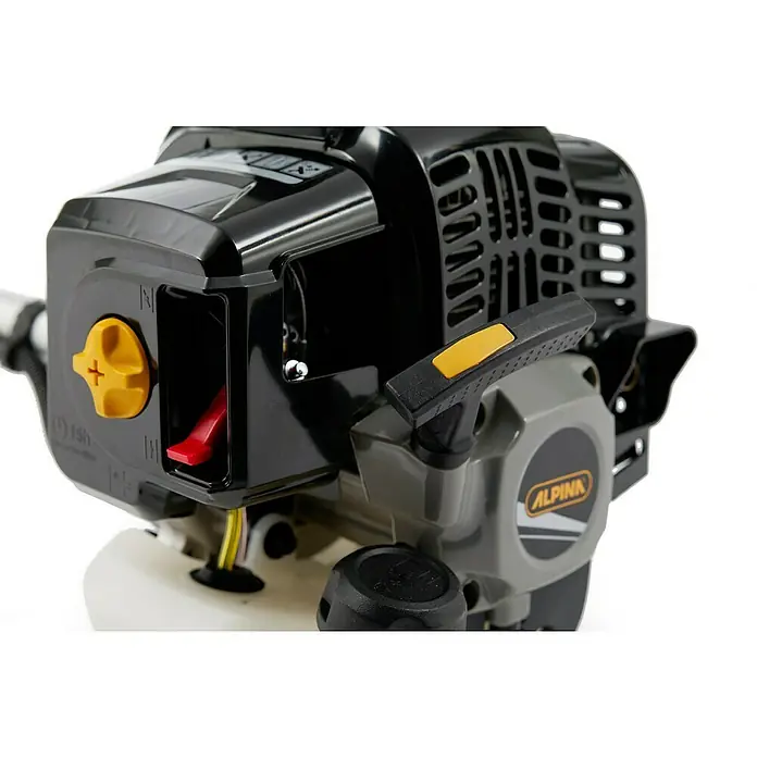 Alpina Desbrozadora de gasolina ABR 52 D - 1,55 kW, 51,7 cm³, Ancho de corte hilo: 45 cm, Ancho de corte cuchilla: 25,5 cm - Primer plano de un dispositivo Alpina, con una perilla amarilla, un interruptor rojo y un mango negro acentuado con amarillo.