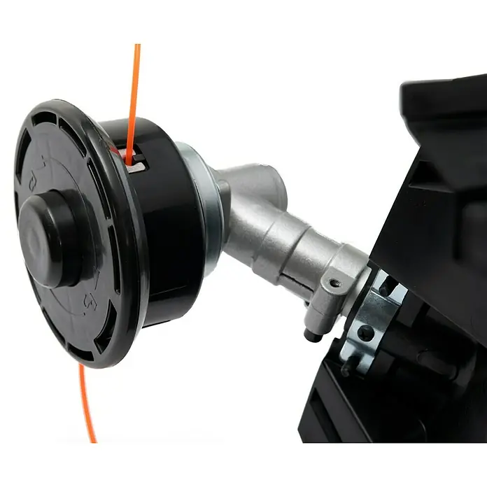 Alpina Desbrozadora de gasolina ABR 52 D - 1,55 kW, 51,7 cm³, Ancho de corte hilo: 45 cm, Ancho de corte cuchilla: 25,5 cm - Primer plano de un cabezal de recortadora con hilo de recortadora naranja sujeto a una carcasa metálica plateada.