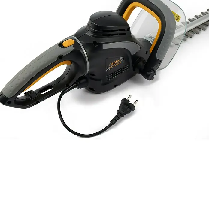 Alpina Elektro-Heckenschere AHT 500 E - 500 W, Schnittlänge: 45 cm, Max. Aststärke: 22 cm - Nahaufnahme einer schwarzen Alpina Elektro-Heckenschere mit grauem Griff und gelben Akzenten.