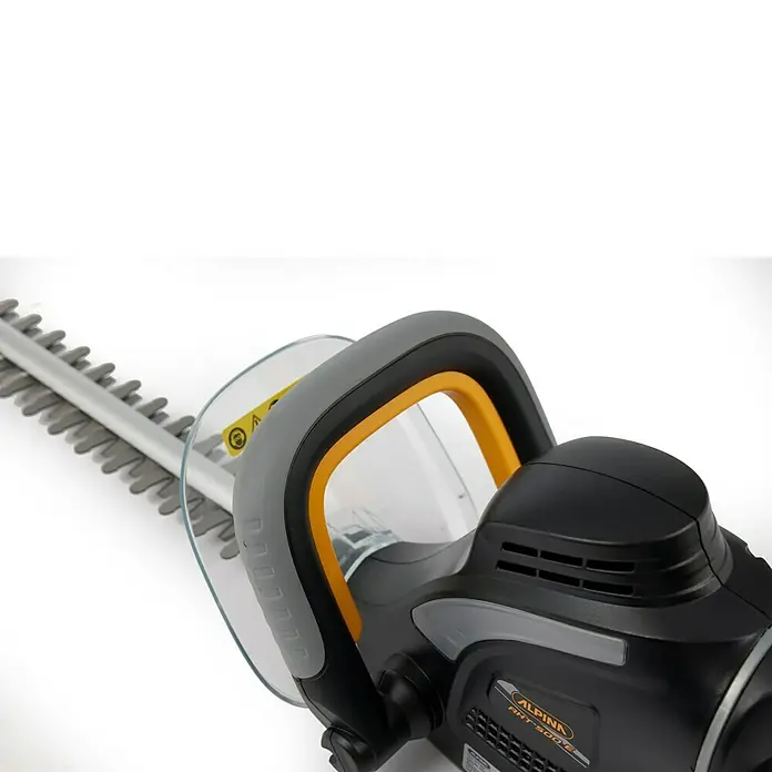 Alpina Cortasetos eléctrico AHT 500 E - 500 W, Longitud de corte: 45 cm, Grosor de rama máx.: 22 cm - Primer plano de un cortasetos Alpina AHT 500 E, que promete un corte limpio y preciso en el jardín.