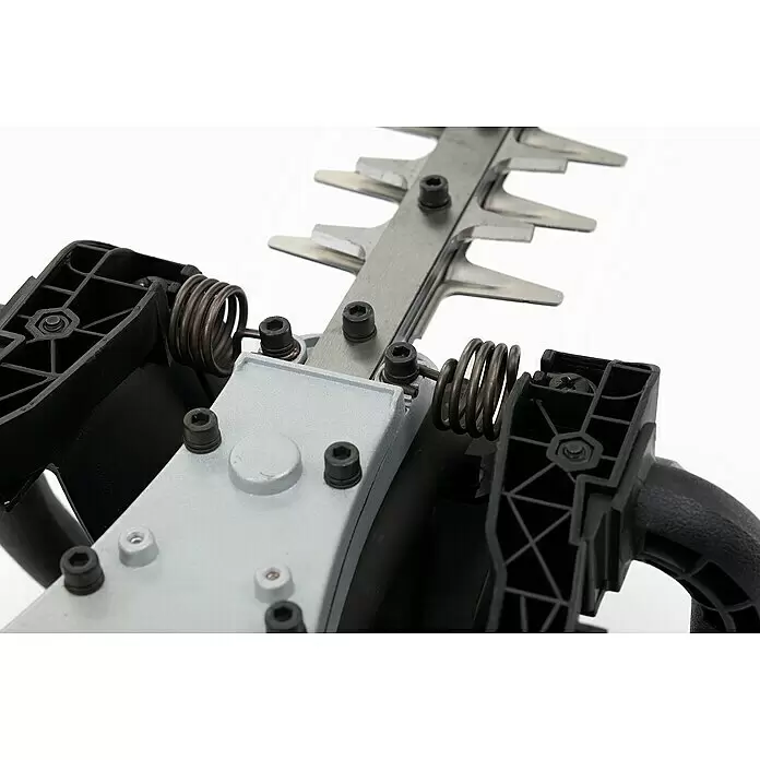 Alpina Benzin-Heckenschere AHT 555 - 0,65 kW, Schnittlänge: 56 cm, Max. Aststärke: 27 mm - Nahaufnahme des Schneidmechanismus einer Heckenschere mit silbernen Klingen, grauem Metallgehäuse, schwarzen Kunststoffteilen und dunklen Metallfedern.