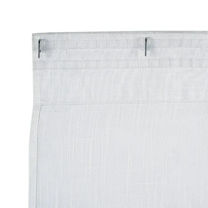 Cortina plisada con fruncido Linum - An x Al: 300 x 300 cm, Blanco, Materiales naturales - Primer plano de una cortina blanca con trabillas para su sujeción, ofreciendo un aspecto elegante y sencillo.