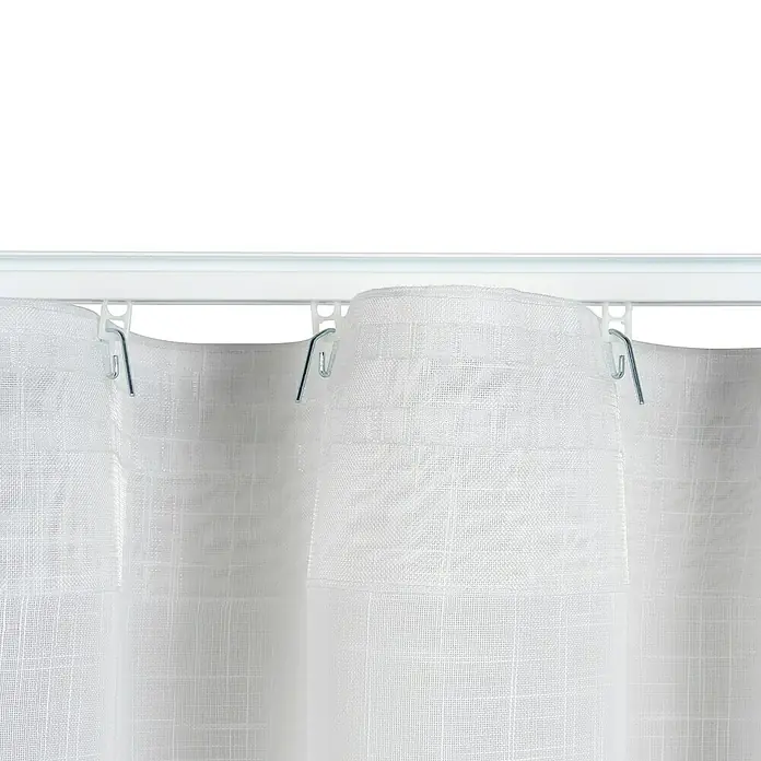 Cortina plisada con fruncido Linum - An x Al: 200 x 300 cm, Blanco, Materiales naturales - Primer plano de cortinas blancas que cuelgan de una barra de cortina blanca con ganchos. Diseño elegante para su hogar.