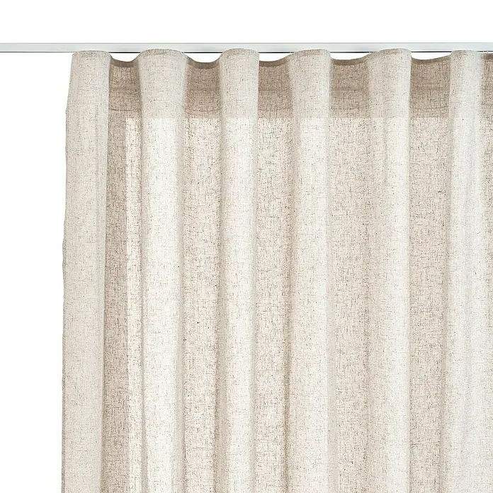 Cortina plisada con fruncido Linum - An x Al: 300 x 300 cm, Lino - Primer plano de una elegante cortina con una textura natural que filtra suavemente la luz, creando un ambiente sereno.