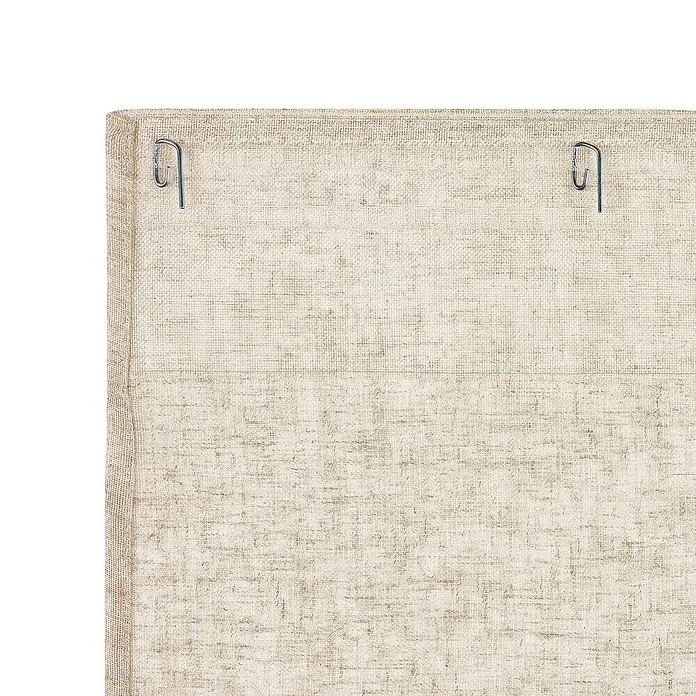Cortina plisada con fruncido Linum - An x Al: 300 x 300 cm, Lino - Primer plano de un panel de tela beige con dos clips plateados. El panel tiene una textura tejida fina para decoración.