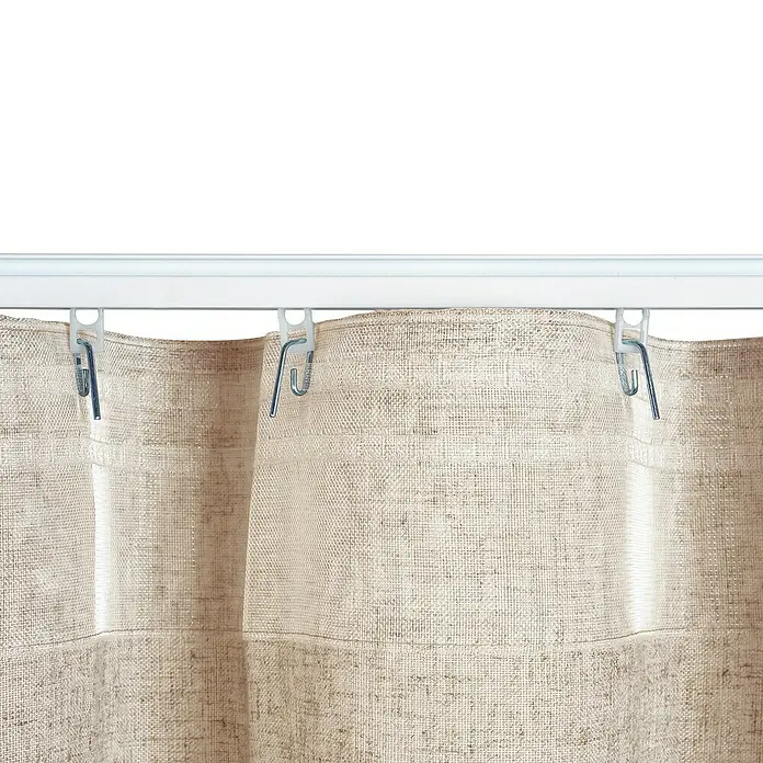 Cortina plisada con fruncido Linum - An x Al: 300 x 300 cm, Lino - Primer plano de un riel de cortina con cortinas beige sujetas con ganchos. El sistema es minimalista y funcional, ideal para el hogar.