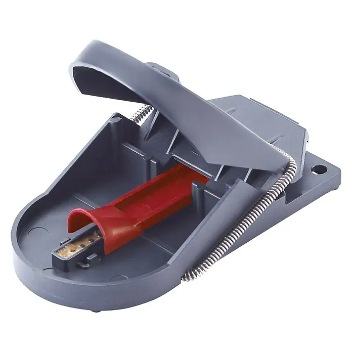 Swissinno Mausefalle Supercat Pro - Schlagfalle - Eine detailreiche Aufnahme einer grauen Rattenfalle mit einem roten Auslöser, die auf einem schwarzen Hintergrund platziert ist.