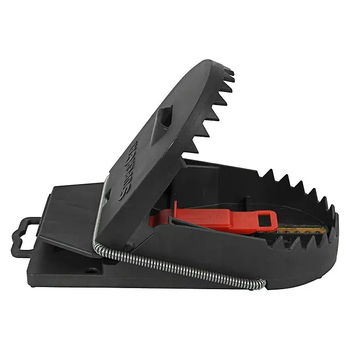 Swissinno Rattenfalle SuperCat Pro - Nagervergrämung, Kunststoff - Ein schwarzes, scharfkantiges SuperCat-Mausefalle mit einem roten Köderbehälter für effektive Schädlingsbekämpfung.