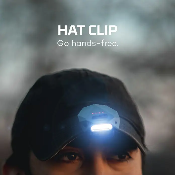 Nebo Tools Linterna frontal clip Einstein - 3,3 x 4,4 x 6,2 cm, 50 lm, IPX5 - Primer plano de una persona con una gorra negra con un práctico frontal LED incorporado, ideal para iluminación manos libres.