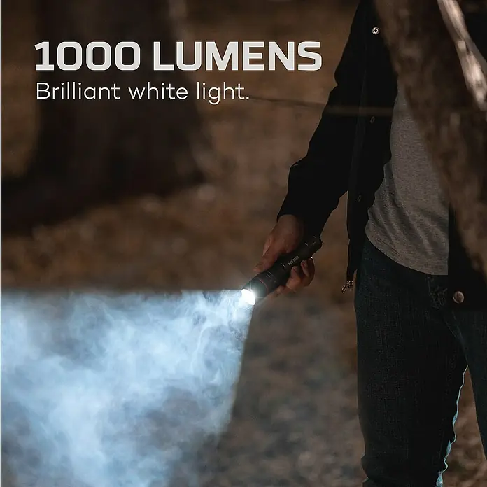 Nebo Tools Linterna Davinci 1000 - 1.000 lm, IP67 - Una persona sostiene una linterna NEBO que emite un haz de luz blanca y brillante, con una potencia impresionante de 1000 lúmenes.