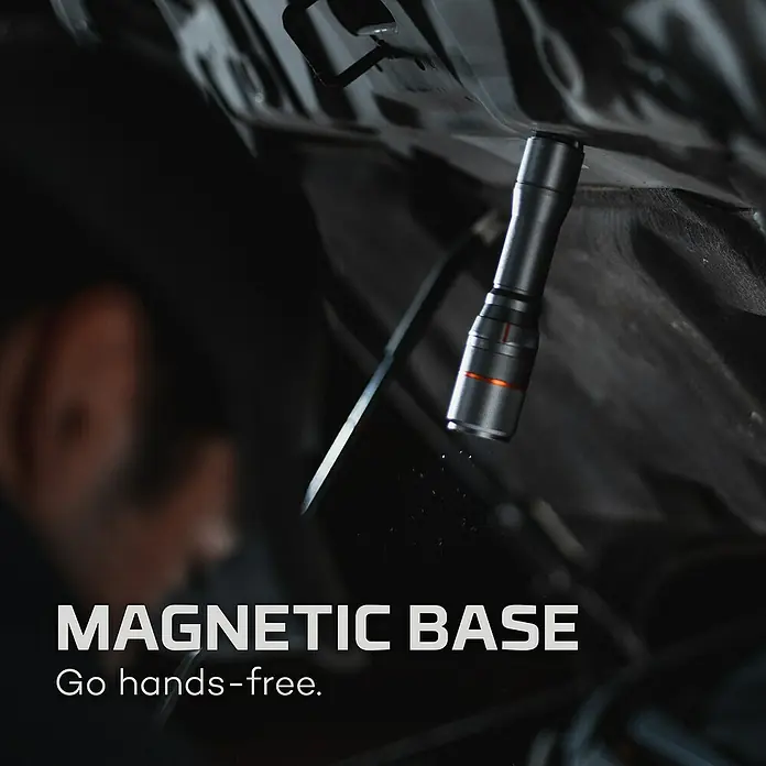 Nebo Tools Linterna Davinci 1000 - 1.000 lm, IP67 - La imagen muestra una linterna gris con base magnética adherida a una superficie metálica, lo que permite operar con las manos libres.