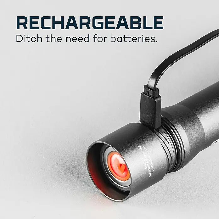 Nebo Tools Linterna Davinci 1000 - 1.000 lm, IP67 - Esta imagen muestra una linterna recargable, conectada a un cable de carga USB. Ideal para aquellos que ya no necesitan pilas.