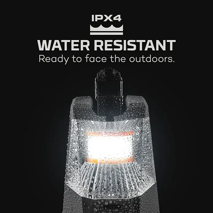 Nebo Tools Linterna Galileo - 10,67 x 11,43 x 18,54 cm, 500 lm, IPX4 - La imagen muestra una lámpara IPX4 resistente al agua, lista para enfrentar el exterior, con gotas de agua en la superficie.