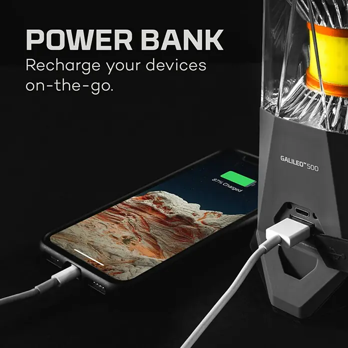 Nebo Tools Linterna Galileo - 10,67 x 11,43 x 18,54 cm, 500 lm, IPX4 - Un cargador de batería externa Galileo 500 está cargando un teléfono inteligente que alcanza el 87 %, con texto que destaca la función.