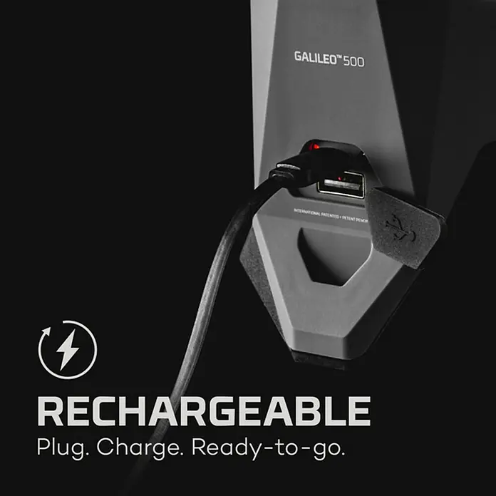 Nebo Tools Linterna Galileo - 10,67 x 11,43 x 18,54 cm, 500 lm, IPX4 - Primer plano de un cargador Galileo 500 con cable USB. El dispositivo está etiquetado como "Rechargeable", destacando su función de carga.