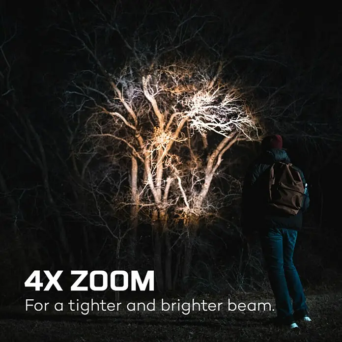 Nebo Tools Linterna táctil Newton - 3,51 x 3,18 x 13,34 cm, 500 lm, IP67 - Un hombre ilumina un árbol con una linterna de zoom 4x, para un haz más brillante y ajustado.