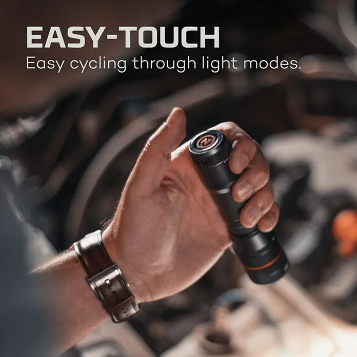 Nebo Tools Linterna táctil Newton - 3,51 x 3,18 x 13,34 cm, 500 lm, IP67 - Primer plano de una mano sosteniendo una linterna negra con el texto "EASY-TOUCH, Easy cycling through light modes.".