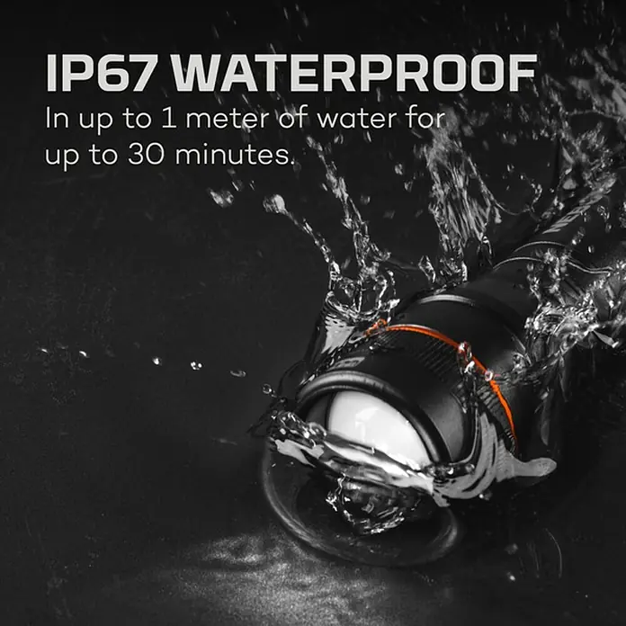 Nebo Tools Linterna táctil Newton - 3,51 x 3,18 x 13,34 cm, 500 lm, IP67 - Imagen de un dispositivo impermeable, con certificación IP67, que puede resistir hasta 30 minutos en 1 metro de agua.