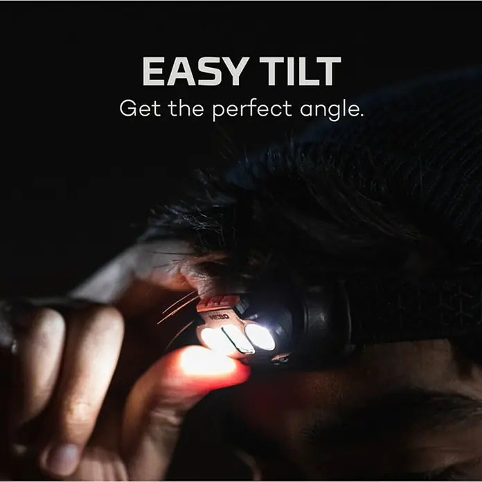 Nebo Tools Linterna frontal Einstein flex - 5,08 x 7,62 x 12,7 cm, 1.000 lm, IPX4 - Primer plano de una persona con una linterna frontal NEBO que emite un haz de luz roja, con el texto "Easy Tilt, Get the perfect angle".